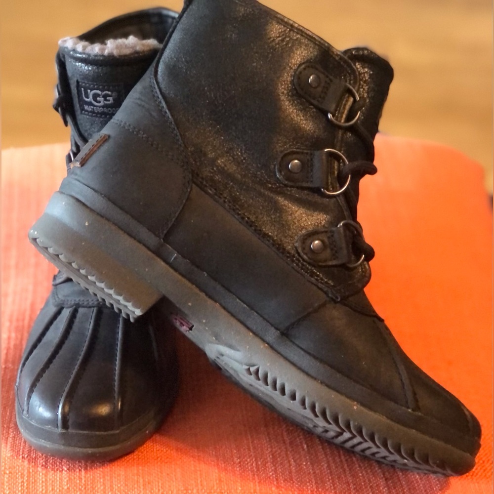 Special: UGG Cecile Leather Boots 1007999